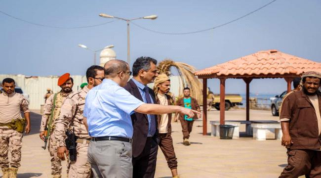 محافظ عدن يطلع على آخر أعمال إعادة بناء مبنى رصيف السياح «دكة البكاري» 