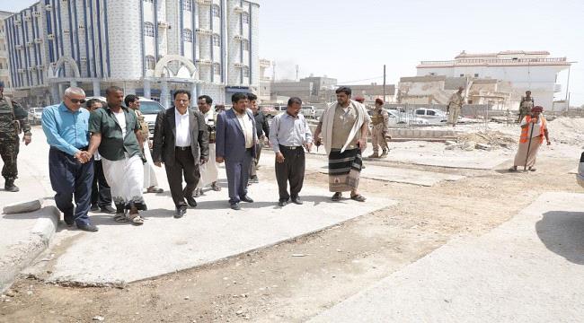 محافظ المهرة يطلع على سير العمل في عدد من المشاريع بالغيضة