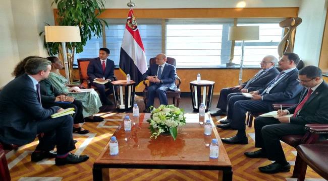 رئيس مجلس القيادة الرئاسي يستقبل فريق مجموعة الازمات الدولية