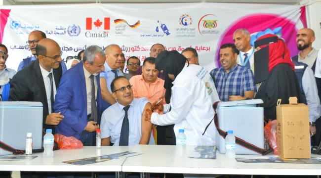 وزير الصحة العامة ينفذ الحملة التحصينية الطارئة ضد مرض كورونا بمعية رئيس جامعة عدن