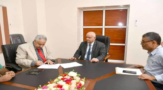 وزارة الخدمة المدنية تلتزم بصرف مرتبات 27 ألف نازح في عدن شهريا