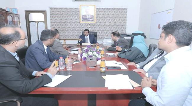 الوزير العكبري يناقش آليات تطوير أداء العمل التربوي والتعليمي في قطاعات الوزارة