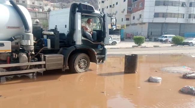 استكمال أعمال شفط مياه الأمطار في شوارع وأحياء المعلا