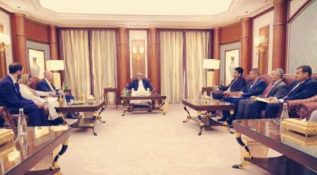 الزُبيدي يناقش مع السفير البريطاني المساعي الدولية لتمديد الهدنة الأممية