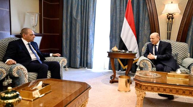 رئيس مجلس الرئاسة اليمني يلتقي السفير المصري ويشيد بالعلاقات الراسخة مع مصر