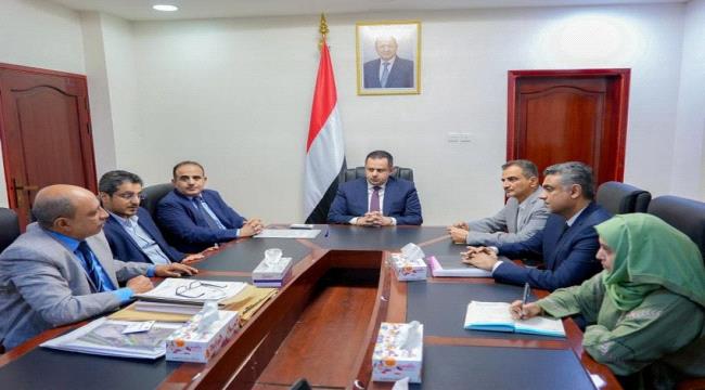 آخر اجتماع لرئيس الحكومة اليمنية في عدن قبل مغادرته إلى السعودية