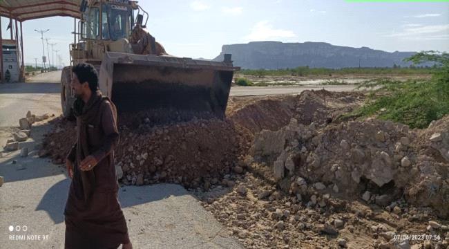 بتمويل صندوق صيانة الطرق عدن..بدء أعمال الصيانة الطارئة لطريق سيؤن شبام في حضرموت