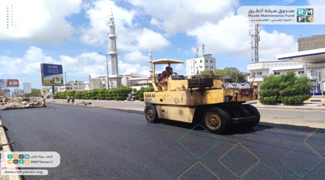 الفرق الفنية تواصل اعمال سفلتة خط " جولة الغزل الى جولة كالتكس"  بالمنصورة 