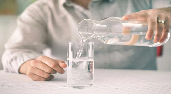 7 أضرار للإفراط في شرب الماء قبل "الإمساك" تجنبها