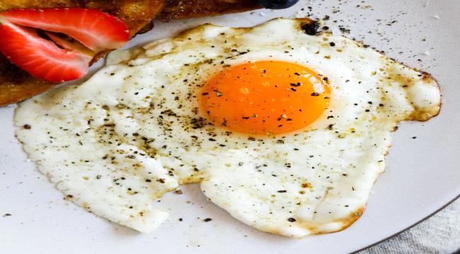 طريقة خطأ في طهي البيض تصيبك بمرض خطير