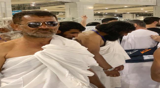 أول معتمر يؤدي العمرة إلى روح فقيد الوطن ”السيّد“
