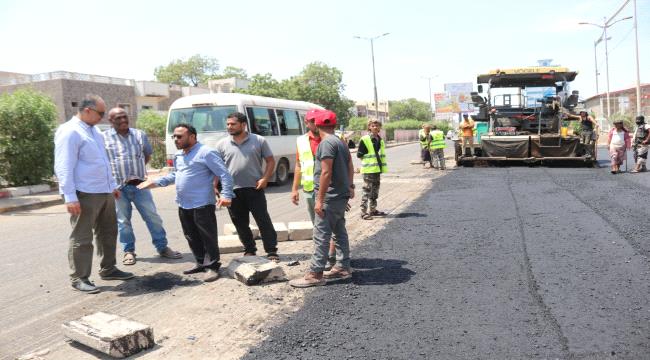 الماس يطلع على سير أعمال سفلتة مشروع خط كالتكس إلى الغزل والنسيج في عدن 
