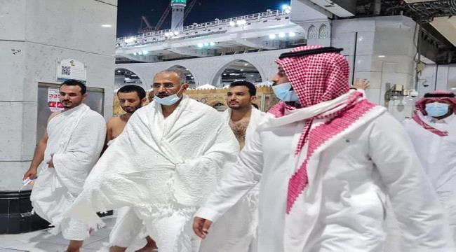 عيدروس الزبيدي يؤدي مناسك العمرة إلى روح الفقيد "صالح السيد"