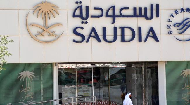 طاقم طائرة سعودية يفترشون أرض مطار الخرطوم