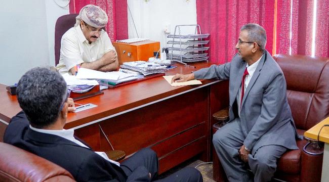 محافظ شبوة يطلع على الانضباط الوظيفي خلال رمضان