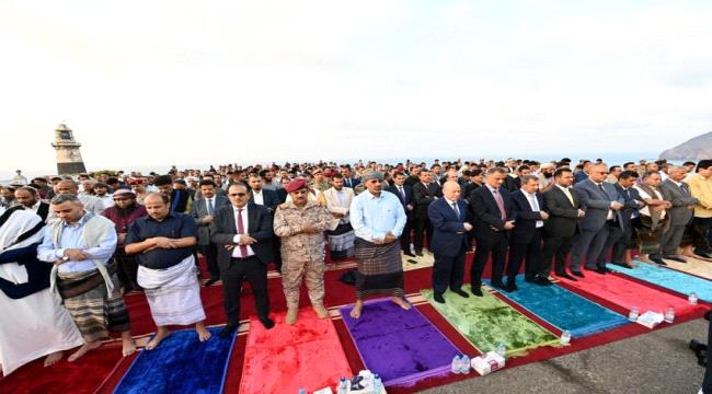 العليمي و الزبيدي يؤديان صلاة عيد الفطر ويستقبلان جموع المهنئين في عدن