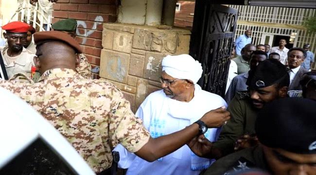 السودان... هروب "عمر البشير" وسياسيين آخرين من سجن كوبر
