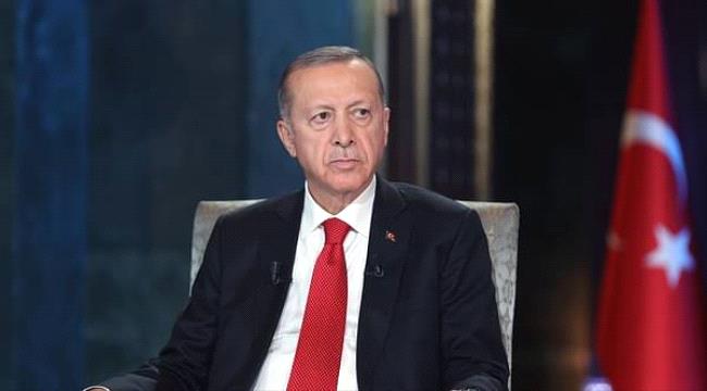 شاهد.. أردوغان يصاب بوعكة صحية مفاجئة خلال بث مباشر