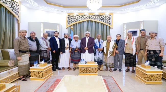 الزُبيدي : أبناء أبين هم الأصلح والأولى بحل مشكلات محافظتهم 