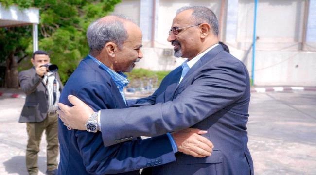 صحفي : زيارة " محمود الصبيحي" لـ عيدروس جسدت معدنه الأصيل 