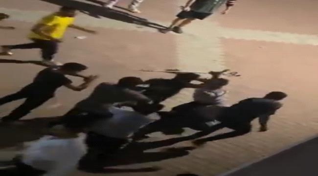 شاب يمني يتعرض لضرب مبرح من شباب في تركيا