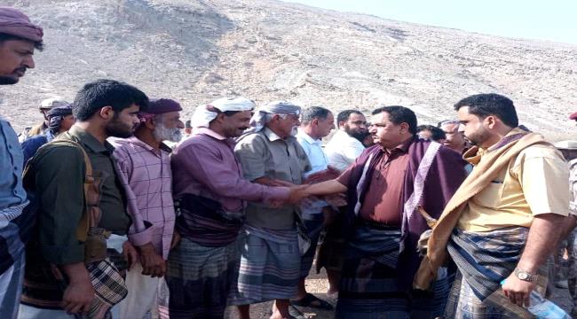 وزير الدفاع يقدم واجب العزاء لأسرة الشهيد السيد في مسقط رأسه بأبين