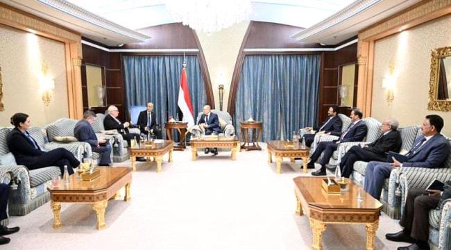 العليمي للمبعوث الأمريكي: هذا هو الوقت المناسب لإنهاء عبث الحوثيين