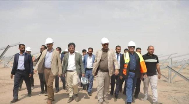 الزُبيدي يتفقد مشروع محطة الطاقة الشمسية بالعاصمة عدن