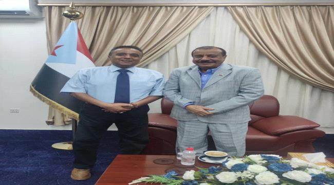 نائب رئيس المجلس الانتقالي اللواء الركن بن برك يلتقي الدكتور عصام مقبلي مدير عام محو الأمية عدن 