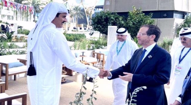 صورة لمصافحة أمير قطر والرئيس الإسرائيلي تثير جدلا