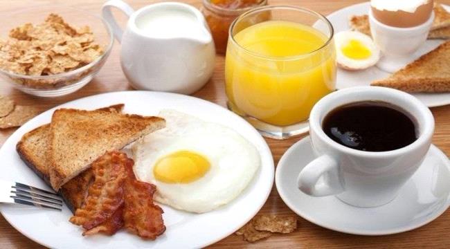 توقّفوا عن شرب القهوة أو الشاي مع البيض لهذه الأسباب