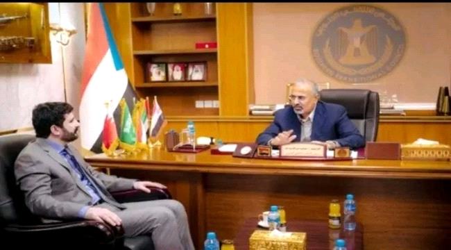  الزبيدي يلتقي محافظ صنعاء اللواء عبدالقوي شريف