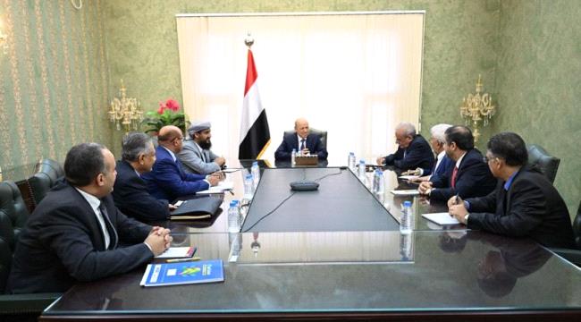 العليمي يعقد لقاءًا مهمًا مع قيادة البنك المركزي اليمني في عدن