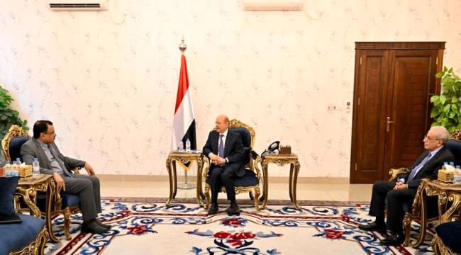 العليمي يوجه بتشكيل لجنة وزارية لضبط أسعار الأسماك