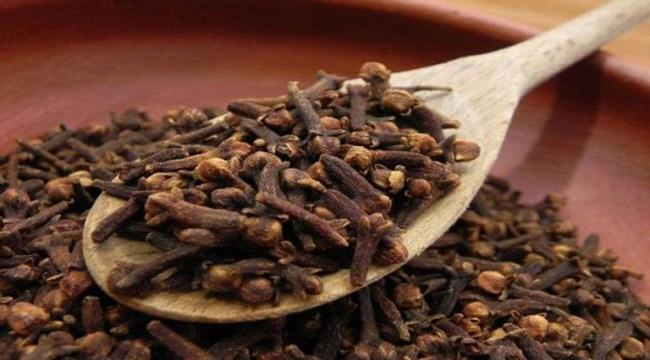 فوائد القرنفل للشعر.. علاج القشرة وتقليل الشيب