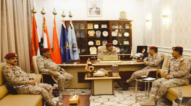 وزير الدفاع اليمني يشدد على البقاء في أعلى درجات الجاهزية القتالية