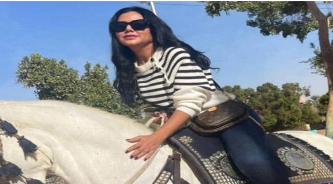 رانيا يوسف تستعرض مهارتها في ركوب الخيل والجمهور ينتقدها لهذا السبب