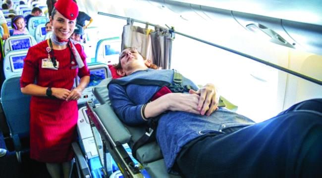 الفتاة الأطول في العالم تشغل 6 مقاعد بالطائرة