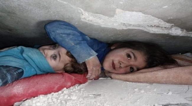 من تحت الأنقاض .. طفلة سورية تسطر قصة شجاعة نادرة