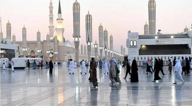 امرأتان تدخلان ساحة المسجد النبوي بلباس غير مناسب