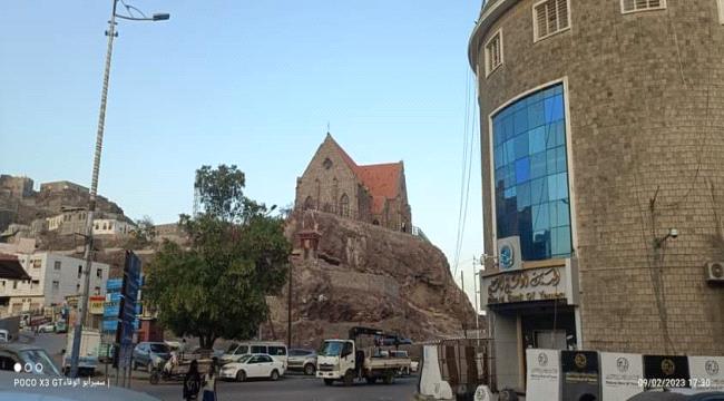 مسلح يغدر بشاب ويصيبه بـ8 طلقات نارية في عدن القديمة