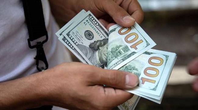 الدولار يرتفع على نطاق واسع