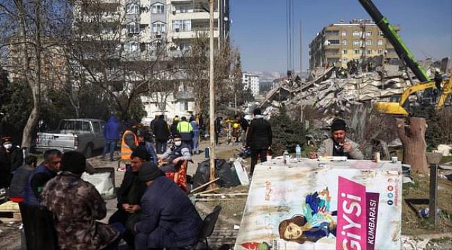 بالفيديو.. إنقاذ رضيع بقي 128 ساعة تحت أنقاض الزلزال في تركيا