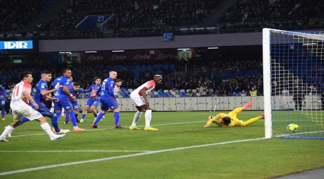 نابولي يضرب ولا يبالي ويعزز صدارته للدوري الإيطالي بالفوز كريمونيزي