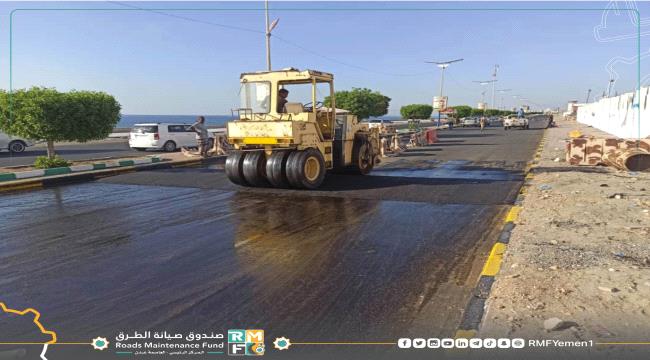 بتمويل صندوق صيانة الطرق.. تواصل تنفيذ مشاريع تأهيل الطرق في المكلا 