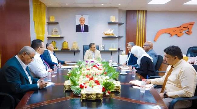محافظ عدن : هدفنا تنظيم العمل لضمان الاستفادة القصوى من دعم المانحين
