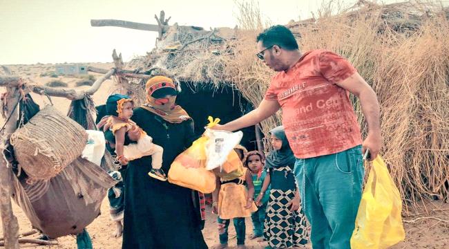 بدعم من أبو سعد التميمي وأبو أبراهيم الدحيمي  .. توزيع ثلاثة ألف بدلة لاطفال الفقراء والايتام بعدن ولحج