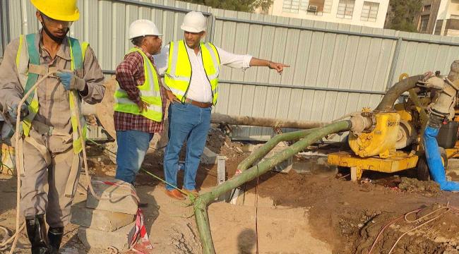 باخبيرة يطلع على أعمال مشروع خط صرف صحي جديد في الشيخ والمنصورة 