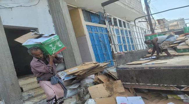 فضيحة جديدة في عدن.. مستودع لتاجر يمني يغش بسلع الإغاثة والمواد التالفة