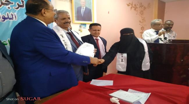 تكريم محافظ لحج بدرع مكتب تنمية المرأة 